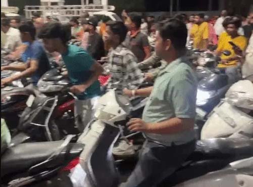 BREAKING  सरकार ने पेट्रोल-डीजल पर एक्साइज ड्यूटी घटाई : एक्साइज ड्यूटी ₹10 घटी,इससे फिलहाल पेट्रोल-डीजल के दाम नहीं बढ़ेंगे