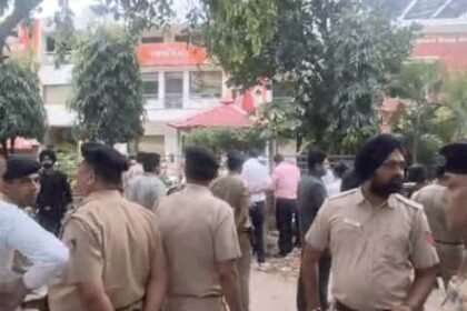 BREAKING  चंडीगढ़ में BJP दफ्तर के बाहर धमाका : दहशत का माहौल, गाड़ी के शीशे टूटे, संदिग्ध स्कूटी दिखी; इलाका सील, ऑफिस वाली रोड बंद