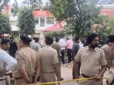 BREAKING  चंडीगढ़ में BJP दफ्तर के बाहर धमाका : दहशत का माहौल, गाड़ी के शीशे टूटे, संदिग्ध स्कूटी दिखी; इलाका सील, ऑफिस वाली रोड बंद
