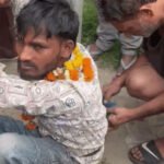 जालंधर में चोर की पब्लिक ने की जमकर धुनाई : आरोपी ने खुद को बताया नशे का आदी, तारें काटते पकड़ा, फूलमाला डालकर निकाला जुलूस