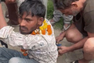 जालंधर में चोर की पब्लिक ने की जमकर धुनाई : आरोपी ने खुद को बताया नशे का आदी, तारें काटते पकड़ा, फूलमाला डालकर निकाला जुलूस