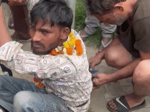 जालंधर में चोर की पब्लिक ने की जमकर धुनाई : आरोपी ने खुद को बताया नशे का आदी, तारें काटते पकड़ा, फूलमाला डालकर निकाला जुलूस