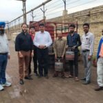 जालंधर में प्रवासी मज़दूरों को 5 kg के FTL LPG सिलेंडर दिए जा रहे हैं