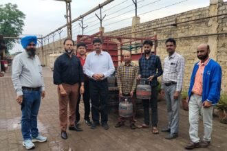 जालंधर में प्रवासी मज़दूरों को 5 kg के FTL LPG सिलेंडर दिए जा रहे हैं