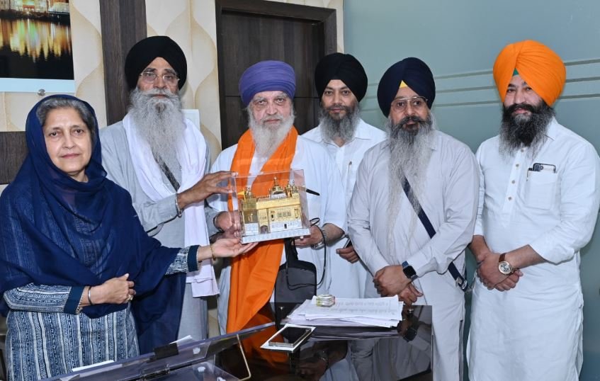 जालंधर के श्रद्धालु ने सचखंड श्री हरमंदिर साहिब की सेवा हेतु 25 लाख रुपये किए समर्पित