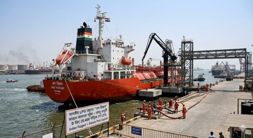 भारतीय LPG जहाज़ ‘जग विक्रम’ कांडला बंदरगाह पहुँचा