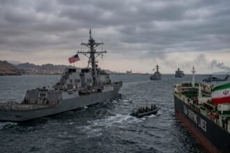 व्हाइट हाउस का बड़ा संकेत: ईरान की नौसैनिक नाकेबंदी को लंबे समय तक जारी रखने की तैयारी, बढ़ता तनाव और आर्थिक बोझ**