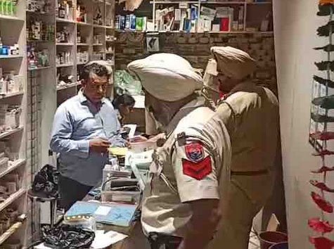 जालंधर में मेडिकल स्टोर पर बड़ी रेड: 500 प्रतिबंधित दवाइयाँ बरामद, पुलिस-ड्रग इंस्पेक्टर ने भार्गव कैंप में की कार्रवाई