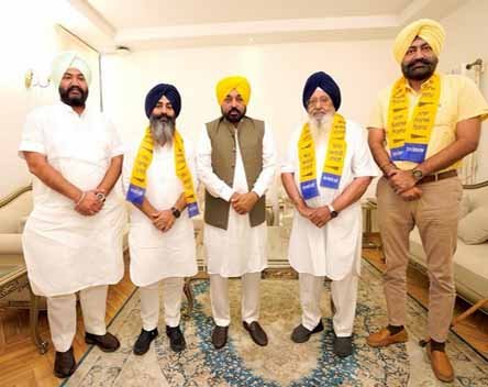 पंजाब की राजनीति में बड़ा उलटफेर: पूर्व सांसद राजमहिंदर सिंह मजीठिया ने थामा AAP का दामन, CM मान ने किया स्वागत