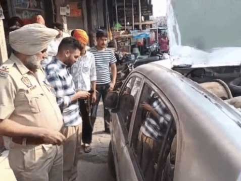 अमृतसर में दहशत जारी: धमाके से 5 किमी दूर ​मिली संदिग्ध गाड़ी;अंदर ड्रम व तार देख मचा हड़कंप, दुकानदार की सूचना पर पहुंची टीमों ने शुरू की जांच