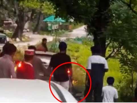 हिमाचल में पंजाब के टूरिस्टों का हंगामा : तलवारों से हमला, 2 लोग घायल; नशे में होने का आरोप