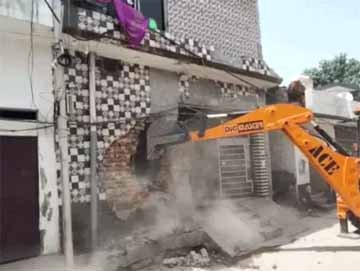 जालंधर में नशा तस्कर पर बड़ा एक्शन: बुलडोजर से गिराई अवैध बिल्डिंग, आरोपी पर 20 मामले दर्ज