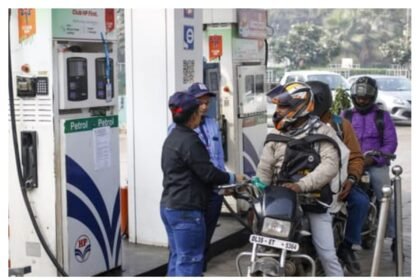कच्चे तेल की कीमतों में उछाल के बावजूद राहत: तेल कंपनियों ने पेट्रोल, डीजल और घरेलू LPG के दाम रखे स्थिर**