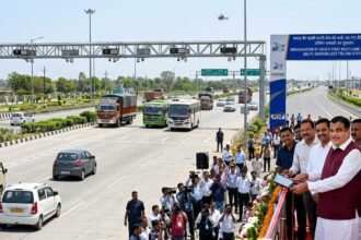 नितिन गडकरी ने शुरू की देश की पहली बैरियर-रहित टोल तकनीक; अब बिना रुके टोल भरेंगे वाहन**
