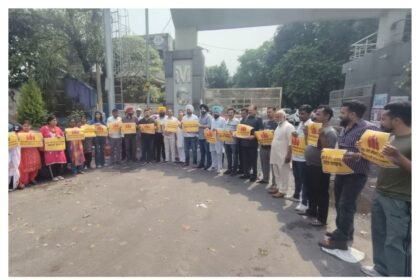 कमर्शियल गैस सिलेंडर की कीमतों में बढ़ोतरी के विरुद्ध ‘आप’ ने किया ज़ोरदार प्रदर्शन