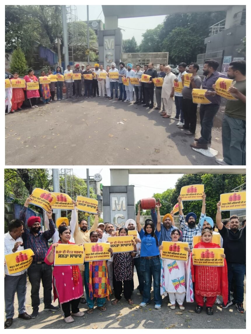 कमर्शियल गैस सिलेंडर की कीमतों में बढ़ोतरी के विरुद्ध ‘आप’ ने किया ज़ोरदार प्रदर्शन