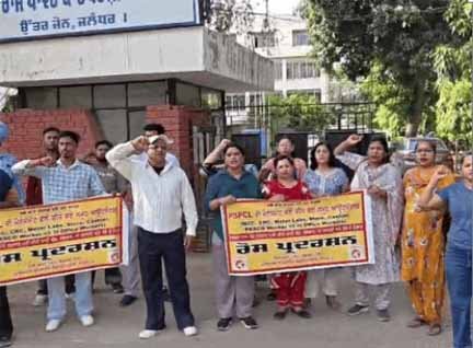 पावरकॉम कर्मचारियों का जालंधर में बड़ा प्रदर्शन : अनिश्चितकालीन हड़ताल से बिजली सप्लाई पर संकट