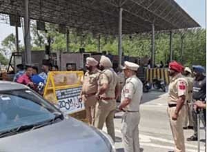 किसान आंदोलन का असर : सभी टोल 3 घंटे तक फ्री-नहीं वसूला टैक्स, किसानों ने दिया धरना