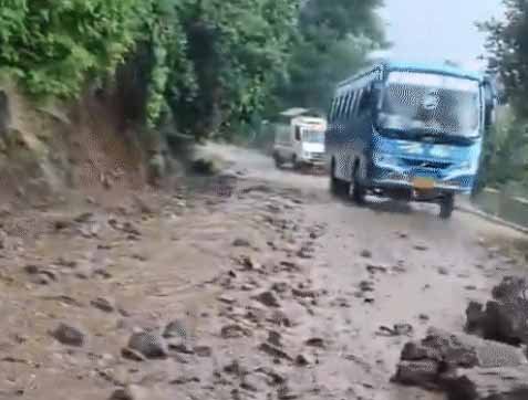 जम्मू के किश्तवाड़ में 2 जगह बादल फटा: लैंडस्लाइड से रास्ते बंद, राहत-बचाव में जुटे सुरक्षाबल; राजस्थान-MP में आंधी-बारिश का कहर, 5 की मौत