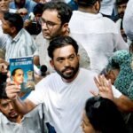 दिल्ली में कॉकरोच जनता पार्टी का हल्लाबोल: हजारों समर्थक सड़कों पर, शिक्षा मंत्री के खिलाफ जमकर नारेबाजी