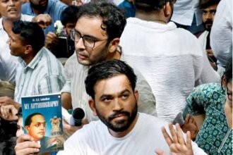 दिल्ली में कॉकरोच जनता पार्टी का हल्लाबोल: हजारों समर्थक सड़कों पर, शिक्षा मंत्री के खिलाफ जमकर नारेबाजी