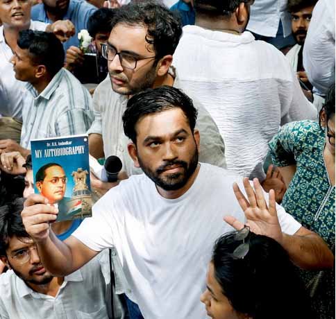 दिल्ली में कॉकरोच जनता पार्टी का हल्लाबोल: हजारों समर्थक सड़कों पर, शिक्षा मंत्री के खिलाफ जमकर नारेबाजी