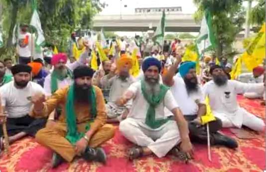 जालंधर में किसानों का हल्ला बोल : बिजली कटौती के खिलाफ PSPCL कार्यालय घेरा , बड़े आंदोलन की दी चेतावनी