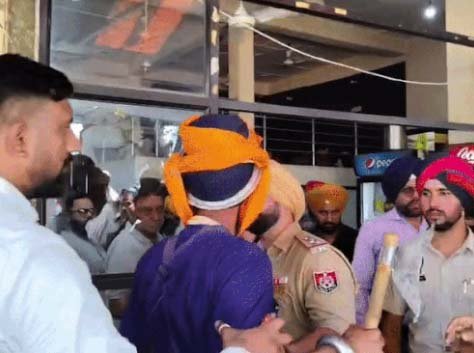 लुधियाना में निहंगों और शिवसेना नेताओं का आमना-सामना, CP दफ्तर के बाहर हंगामा
