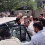 BREAKING: BJP नेता मनोरंजन कालिया की तबीयत बिगड़ी, कार्यक्रम के दौरान अचानक हुए बेहोश, सुरक्षाकर्मियों ने संभाला