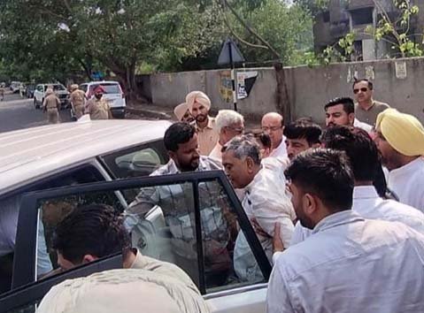 BREAKING: BJP नेता मनोरंजन कालिया की तबीयत बिगड़ी, कार्यक्रम के दौरान अचानक हुए बेहोश, सुरक्षाकर्मियों ने संभाला