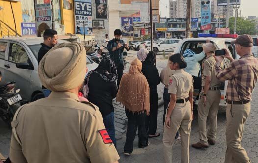 जीरकपुर स्पा सेंटर पर एक्शन : 2 विदेशी महिलाओं समेत 6 युवतियां मिलीं, , दस्तावेजों की जांच जारी