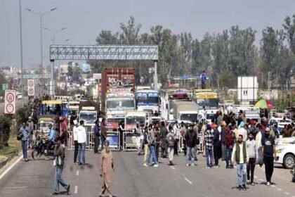 पंजाब में ‘खालसा टैक्स’ की एंट्री: निहंगों ने हिमाचल की गाड़ियों से वसूली शुरू, अब कुल्लू-मनाली हाईवे जाम की चेतावनी