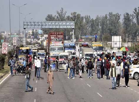 पंजाब में ‘खालसा टैक्स’ की एंट्री: निहंगों ने हिमाचल की गाड़ियों से वसूली शुरू, अब कुल्लू-मनाली हाईवे जाम की चेतावनी