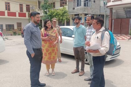 डीसी वरजीत वालिया ने घर-घर जाकर किया ‘एसआईआर’ (SIR), सर्वे का औचक निरीक्षण; मतदाताओं से बीएलओ का सहयोग करने की अपील