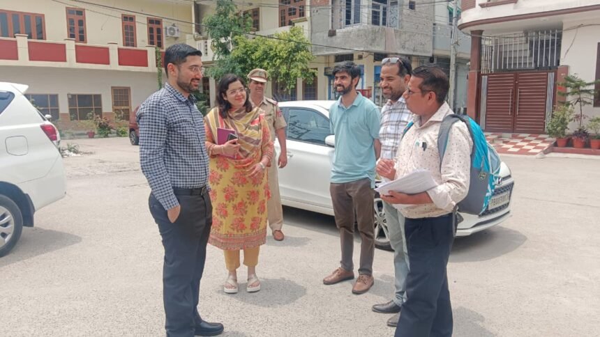 डीसी वरजीत वालिया ने घर-घर जाकर किया ‘एसआईआर’ (SIR), सर्वे का औचक निरीक्षण; मतदाताओं से बीएलओ का सहयोग करने की अपील