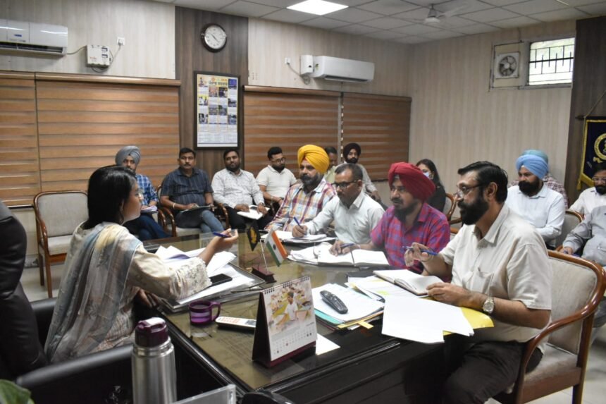 अतिरिक्त डिप्टी कमिश्नर ने गांवों में चल रहे स्वच्छता और कूड़ा प्रबंधन परियोजनाओं की समीक्षा की