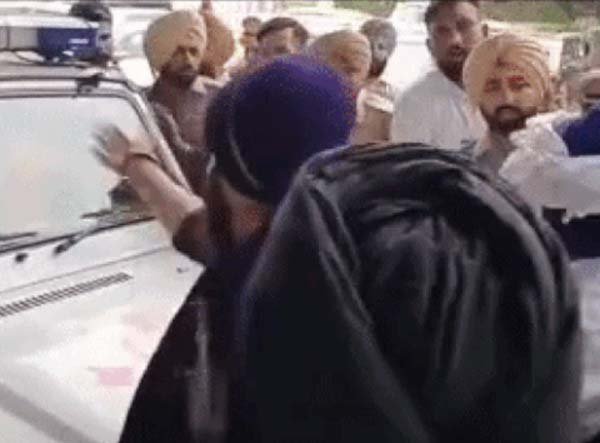 लुधियाना में शिव सेना चेयरमैन की पायलट गाड़ी को निहंगों ने घेरा: CIA पुलिस ने सुरक्षित निकाला, जमकर नारेबाजी