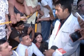 मेदांता अस्पताल के बाहर हाईवोल्टेज ड्रामा : वांगचुक से मिलने जा रहे विपक्षी सांसदों को पुलिस ने रोका