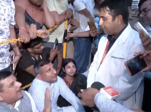 मेदांता अस्पताल के बाहर हाईवोल्टेज ड्रामा : वांगचुक से मिलने जा रहे विपक्षी सांसदों को पुलिस ने रोका