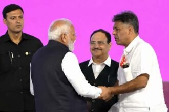 PM मोदी के चंडीगढ़ दौरे के यादगार मोमेंट्स : स्टेज पर कांग्रेस सांसद से मुस्कुराकर मिले PM, उद्घाटन के नींव पत्थर पर AAP सांसद का नाम