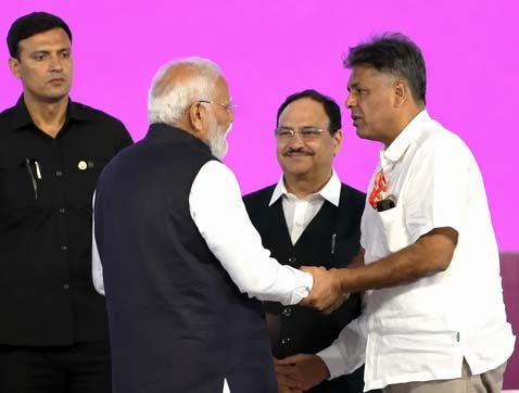 PM मोदी के चंडीगढ़ दौरे के यादगार मोमेंट्स : स्टेज पर कांग्रेस सांसद से मुस्कुराकर मिले PM, उद्घाटन के नींव पत्थर पर AAP सांसद का नाम