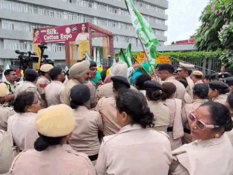 चंडीगढ़ में किसानों का शक्ति प्रदर्शन, BJP कार्यालय पर घेराव की कोशिश : पुलिस ने बैरिकेड लगाकर रोका, धक्का-मुक्की हुई; अमेरिका-भारत FTA के विरोध में हुए उग्र