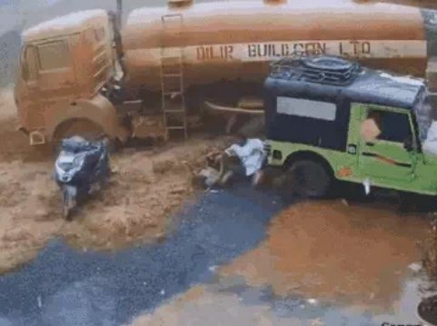 केरल के वायनाड में बड़ा हादसा: सुरंग की मिट्टी बहने 2 की मौत, कई लोग मलबे में दबे  ; JCB से रेस्क्यू किया जा रहा