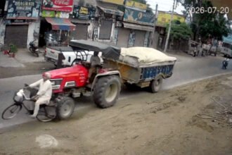 मौत बनकर दौड़ा ट्रैक्टर: बुजुर्ग को कुचलने के बाद चालक मौके से फरार, CCTV आया सामने