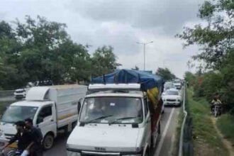 जालंधर हाईवे पर पलटा टिप्पर, 4 KM लंबा जाम; बीच सड़क खड़ी कार बनी हादसे की वजह