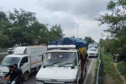 जालंधर हाईवे पर पलटा टिप्पर, 4 KM लंबा जाम; बीच सड़क खड़ी कार बनी हादसे की वजह