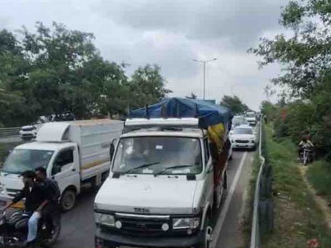 जालंधर हाईवे पर पलटा टिप्पर, 4 KM लंबा जाम; बीच सड़क खड़ी कार बनी हादसे की वजह