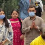 विराट कोहली-अनुष्का शर्मा पहुंचे प्रेमानंदजी के आश्रम: विराट, अनुष्का का हाथ थामकर कीचड़ में नंगे पैर चलते नजर आए; दोनों करीब 1 घंटे तक आश्रम में रहे