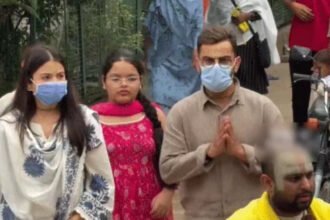 विराट कोहली-अनुष्का शर्मा पहुंचे प्रेमानंदजी के आश्रम: विराट, अनुष्का का हाथ थामकर कीचड़ में नंगे पैर चलते नजर आए; दोनों करीब 1 घंटे तक आश्रम में रहे