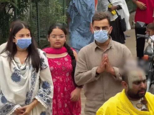 विराट कोहली-अनुष्का शर्मा पहुंचे प्रेमानंदजी के आश्रम: विराट, अनुष्का का हाथ थामकर कीचड़ में नंगे पैर चलते नजर आए; दोनों करीब 1 घंटे तक आश्रम में रहे